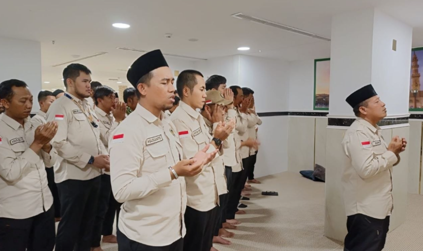 Di Tengah Amanah Melayani Jemaah, PPIH Madinah Menguatkan Rekannya Lewat Shalat Ghaib dan Doa Bersama