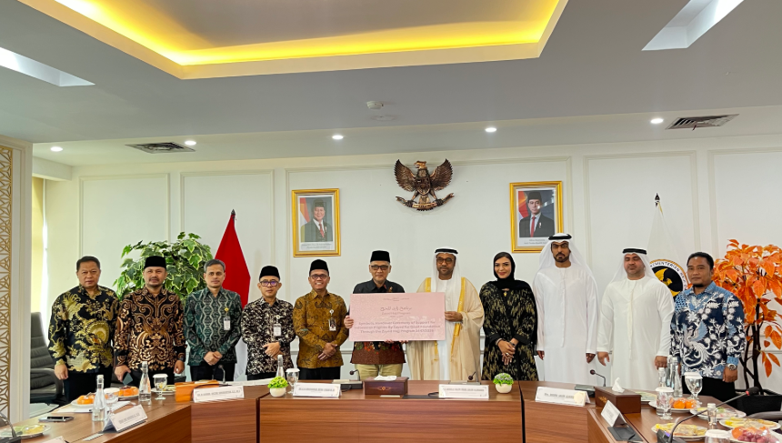 Zayed Foundation Serahkan Bantuan Sekitar USD 190.000 untuk 162 Jemaah Haji Indonesia