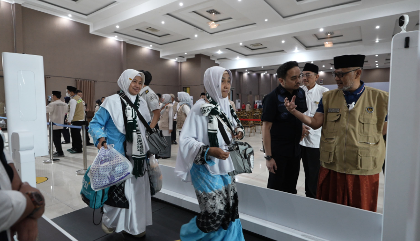 Sistem Koridor Biometrik Perdana Diterapkan, Menhaj Sambut Kepulangan 375 Jemaah Haji Debarkasi Surabaya